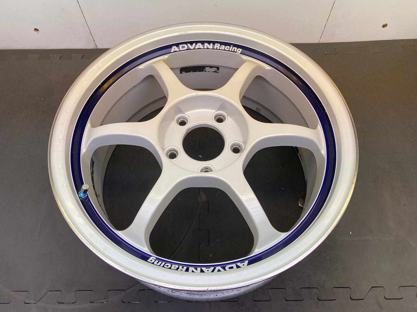 Advan RG White