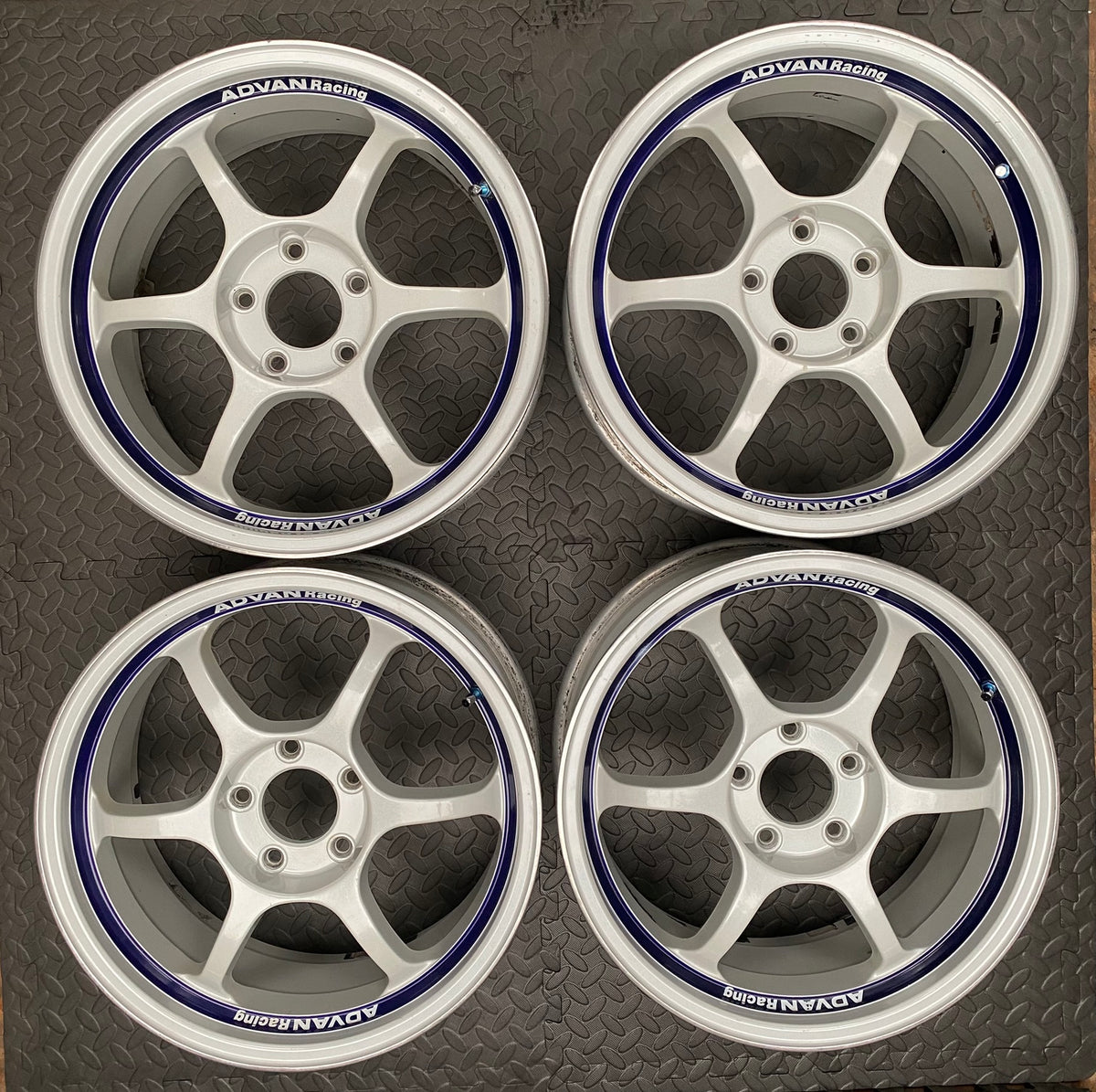 Advan RG White