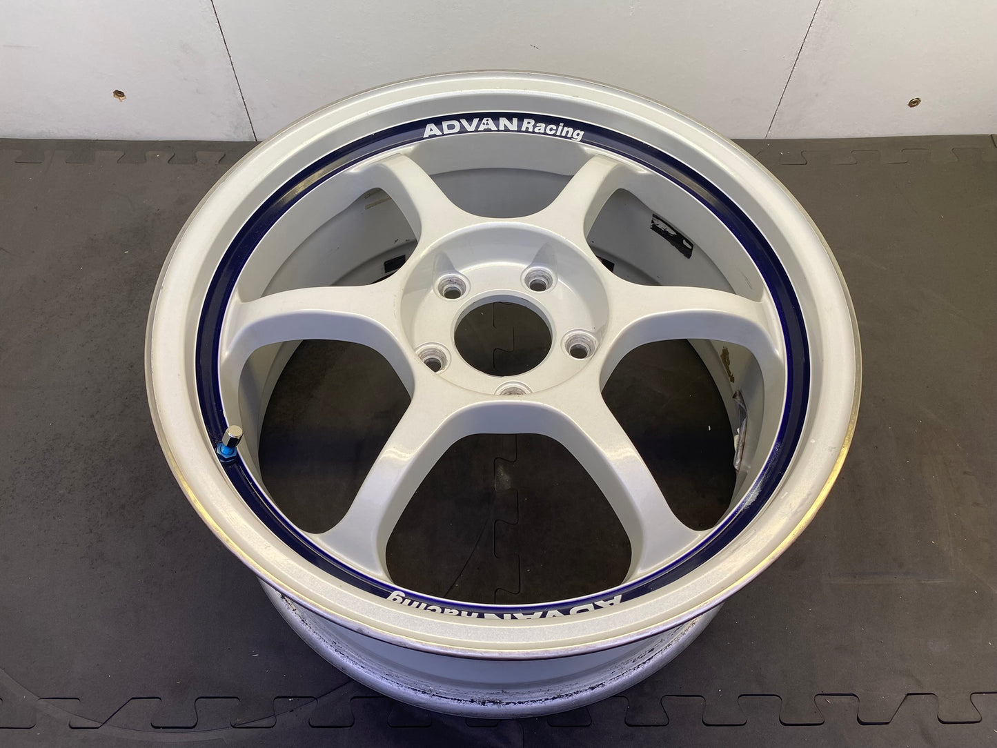 Advan RG White