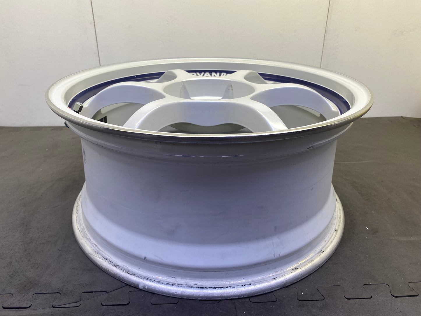 Advan RG White
