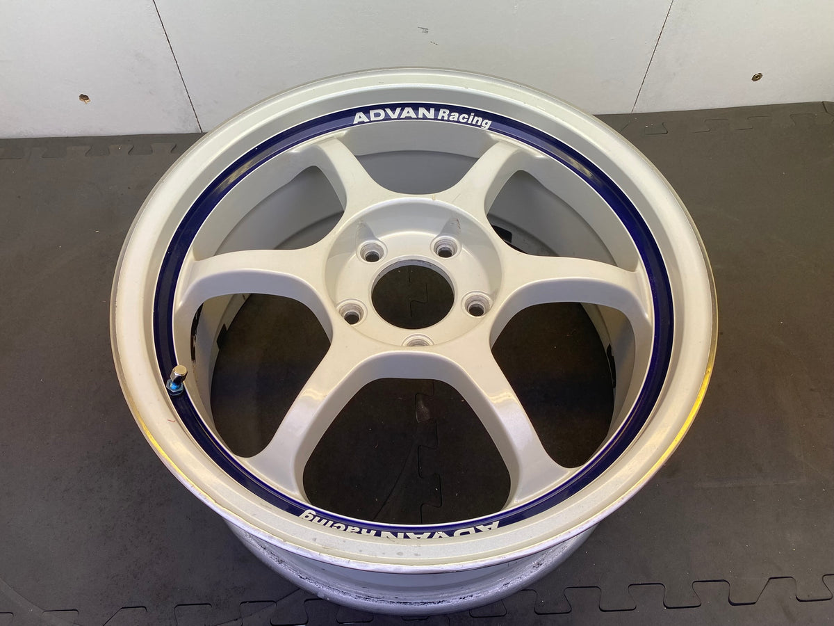Advan RG White