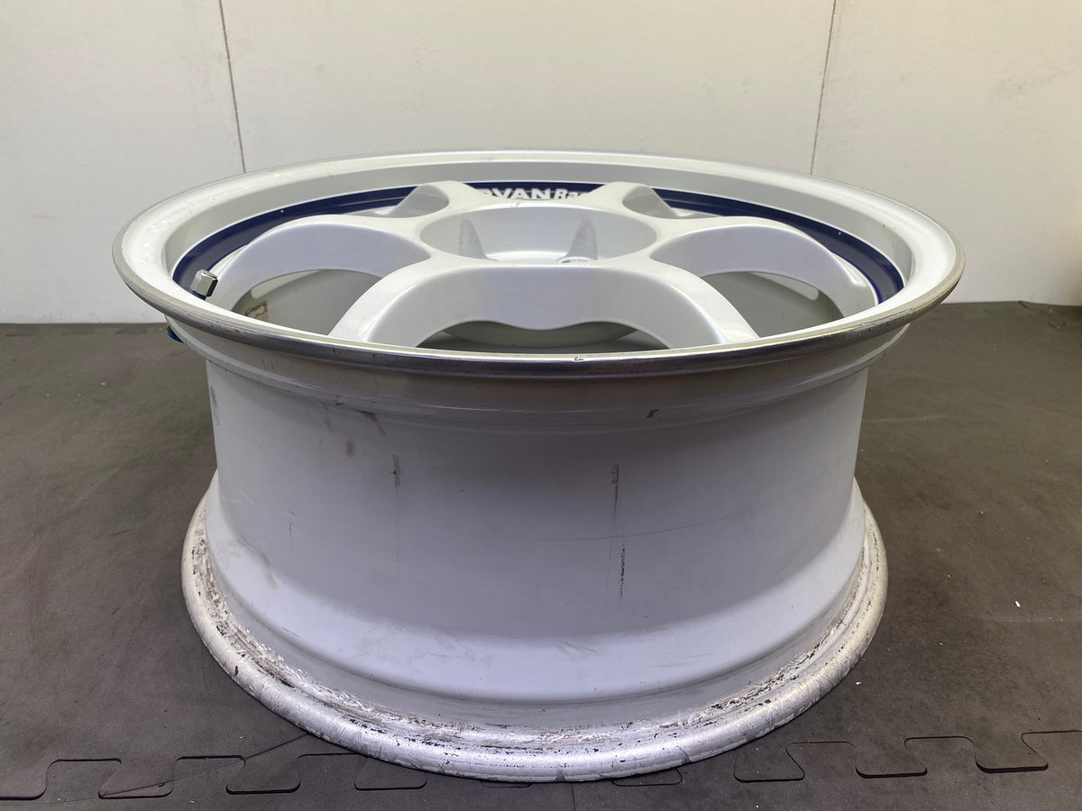 Advan RG White