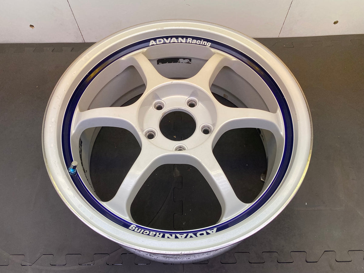 Advan RG White